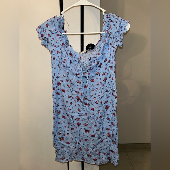 Windsor Dresses & Skirts - WINDSOR light blue
Smocked Florals Mini Dress
Size M